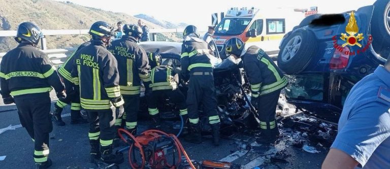 Scontro tra due auto sulla Palermo-Sciacca, 3 morti e tre bambini gravi