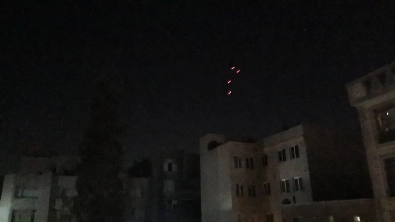 Israele lancia raid mirati su siti militari dell’Iran
