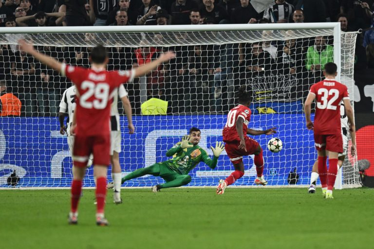 Juve-Stoccarda 0-1: Perin non basta, decide Touré Juve-Stoccarda 0-1: Perin non basta, decide Touré