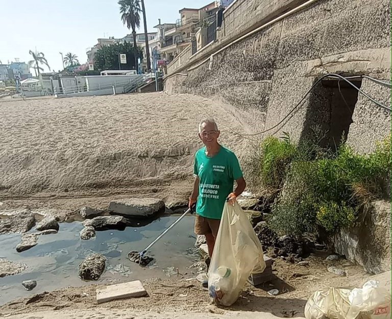 A Naxos il maratoneta ecologico Ferrara ripulisce la spiaggia: “Chi ama la natura…”