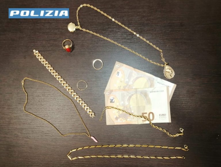 Truffano una donna di 85 anni, arrestate in autostrada dalla Polizia Truffano una donna di 85 anni, arrestate in autostrada dalla Polizia
