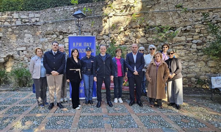 Taormina dice No alla violenza sulle donne: l’iniziativa Fidapa Taormina dice No alla violenza sulle donne: l’iniziativa Fidapa