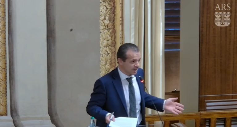 Ars, De Luca vota con la maggioranza e sancisce la pax con Schifani: “Ora non posso dirgli ologramma”