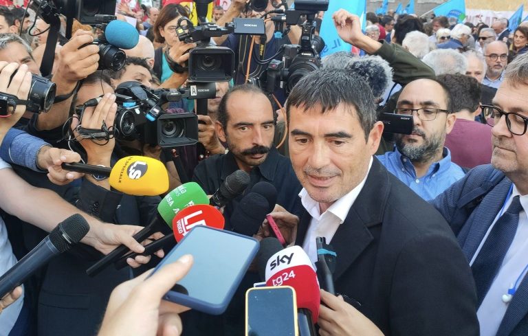 Fratoianni: “La destra vuole mettere a tacere il dissenso”