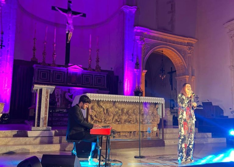 Lidia Schillaci incanta Taormina: applausi per l’apertura del programma di Natale