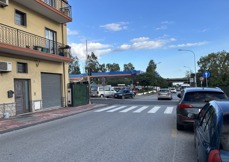 Taormina, auto in sosta riparte senza conducente: dramma sfiorato sulla SS185