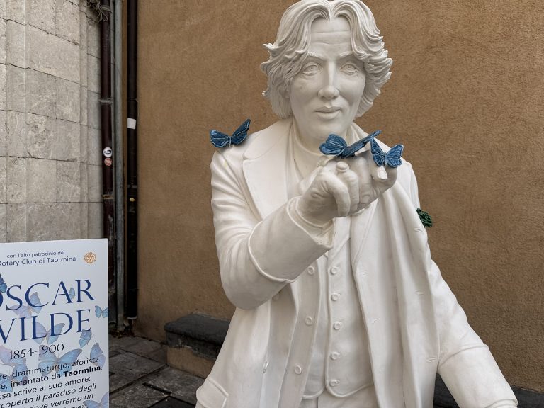 A Taormina una statua dedicata allo scrittore Oscar Wilde