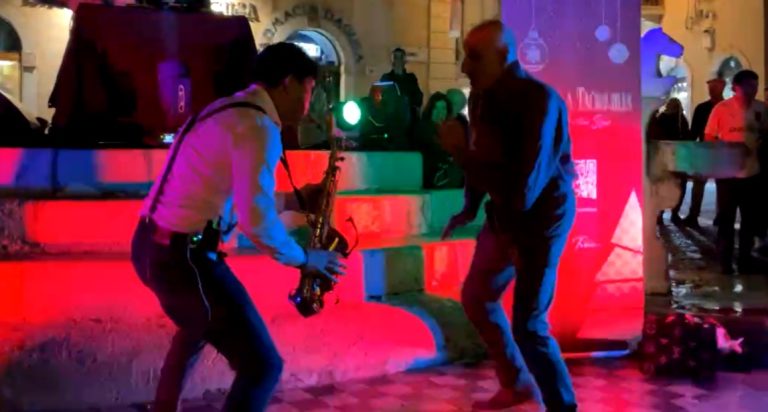 Natale a Taormina, Mr. Fabris Sax “infiamma” la piazza, poi lo show di Pino Caminiti (VIDEO)