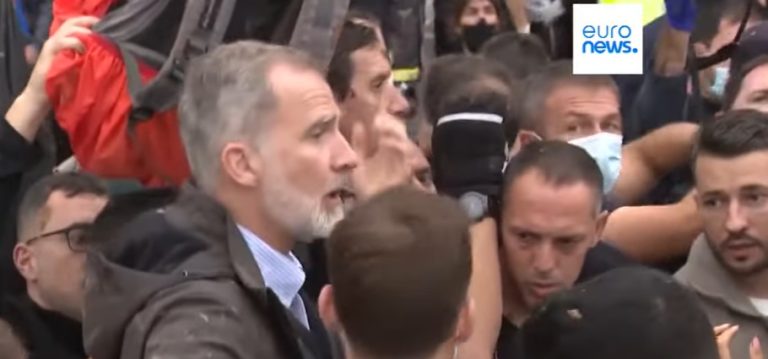 Spagna, proteste e fango su Felipe VI e Letizia