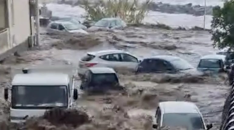 Sicilia, esonda torrente a Torre Archirafi: immagini choc
