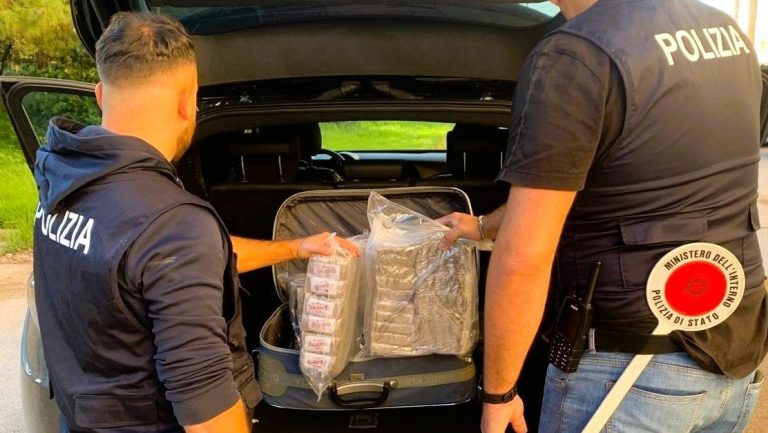 In auto con venti chili di hashish, 20enne arrestato nel Nisseno In auto con venti chili di hashish, 20enne arrestato nel Nisseno