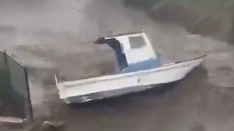 Alluvione in Sicilia, barca trascinata via dall’acqua