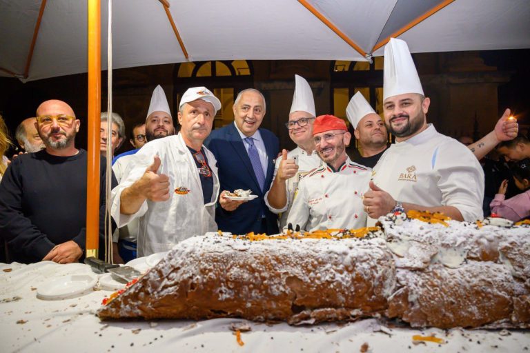 Cannolo da record in Sicilia, misura 30 metri di lunghezza