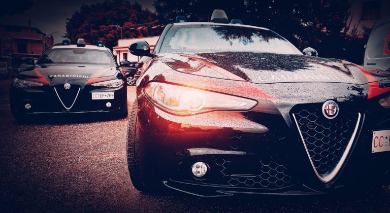 Picchia i genitori e distrugge il braccialetto elettronico, in carcere un 33enne