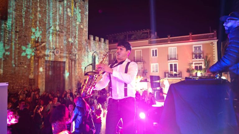 Taormina, Dj set alle 4 Fontane, l’opposizione insorge: “Nessun rispetto per il monumento” Taormina, Dj set alle 4 Fontane, l’opposizione insorge: “Nessun rispetto per il monumento”
