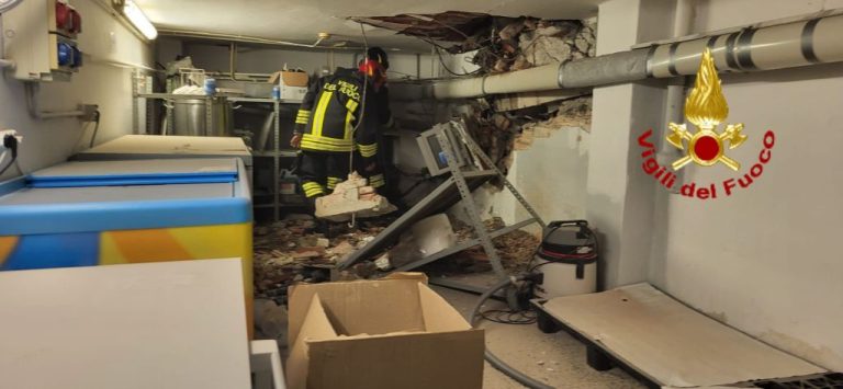 Genova, gru da cantiere crolla su Rsa. Anziani evacuati