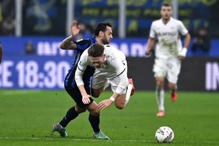 Inter-Napoli 1-1, Calhanoglu risponde a McTominay Inter-Napoli 1-1, Calhanoglu risponde a McTominay