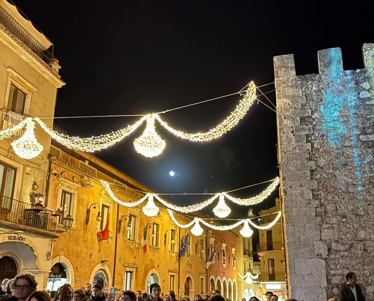 A Taormina inizia il Natale: accese le luminarie