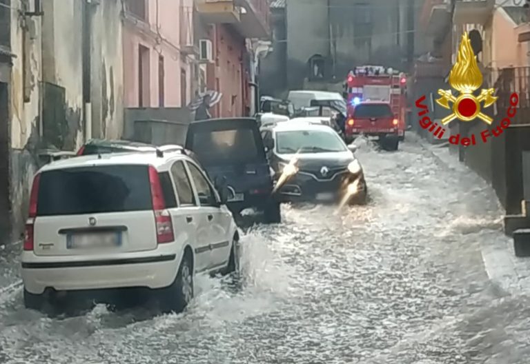 Violenta ondata di maltempo nella zona di Catania, allagamenti e torrenti esondati