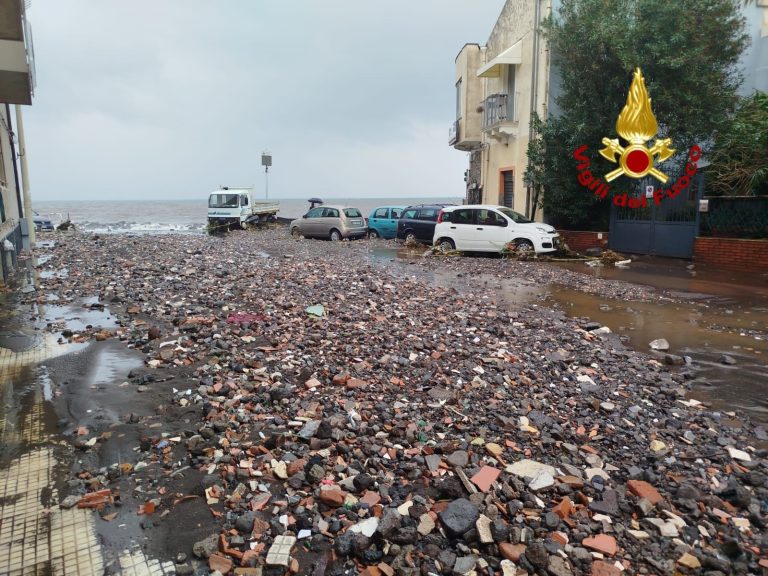 Maltempo in Sicilia, le strade diventano fiumi