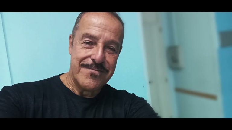 Un bacio si dà in due, uno schiaffo no 