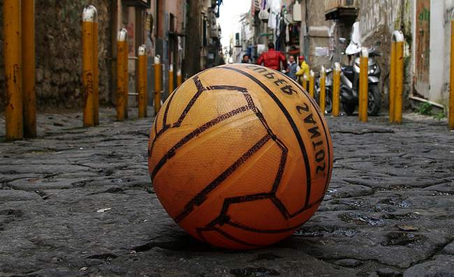 Bambino di 10 anni accoltella un tredicenne per un pallone Bambino di 10 anni accoltella un tredicenne per un pallone