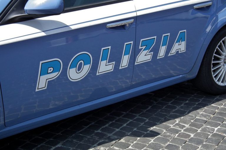 Aggrediscono e rapinano due prostitute in casa, 4 arresti