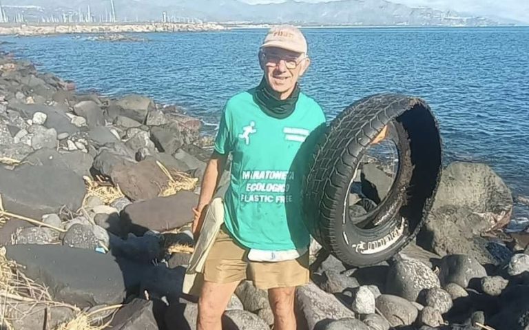 Il maratoneta ecologico Salvatore Ferrara in prima linea per il dopo-alluvione a Riposto e Torre Archirafi