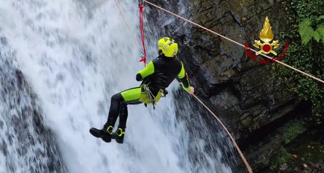VF, addestramenti al soccorso fluviale