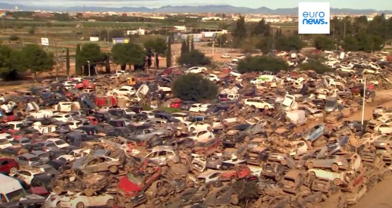 Spagna: l’alluvione lascia un enorme cimitero di auto