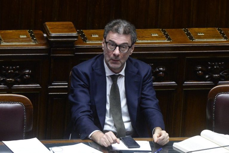 Manovra, Giorgetti: “Taglia sprechi e dà ai più bisognosi”