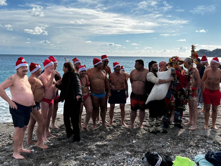 Natale Taormina, è festa con il Tuffo a Mare a Mazzeo