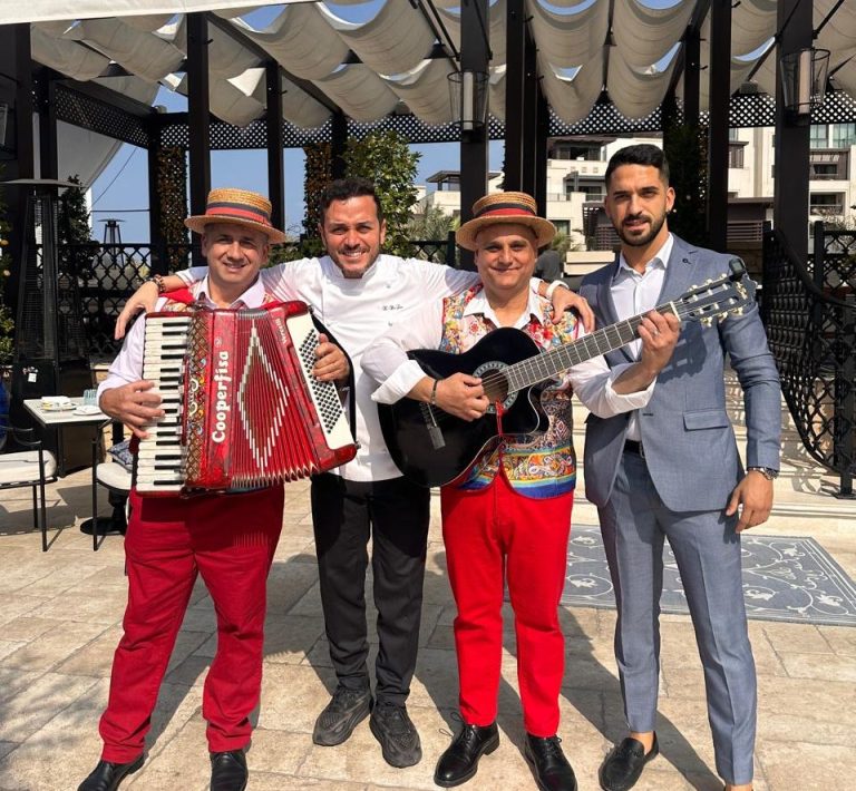 L’executive chef Emanuele De Leo porta i Suonatori di Taormina a Dubai: la Sicilia incanta il Golfo L’executive chef Emanuele De Leo porta i Suonatori di Taormina a Dubai: la Sicilia incanta il Golfo
