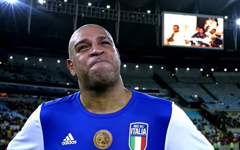 L’emozionante addio al calcio di Adriano L’emozionante addio al calcio di Adriano
