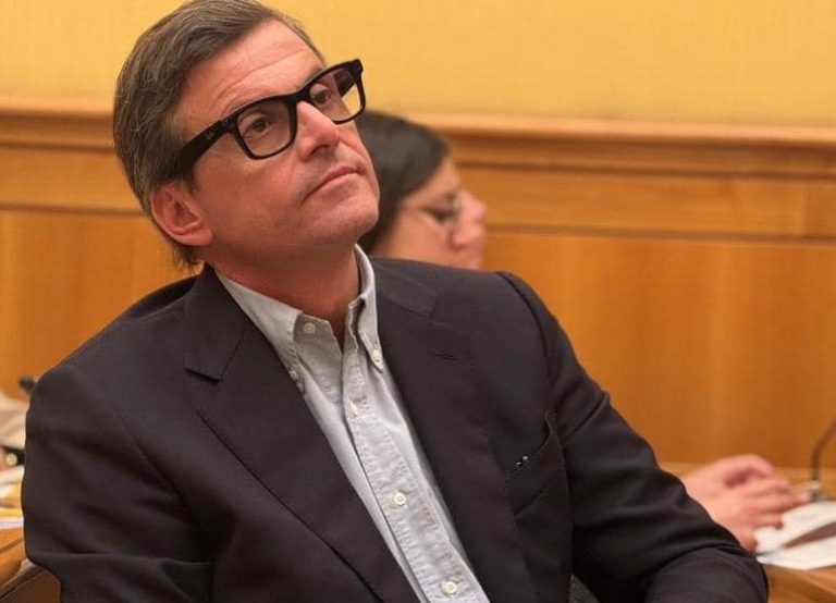 Calenda: “Meloni poteva fare meglio. Nel M5S carri e funghi, ma si può?”