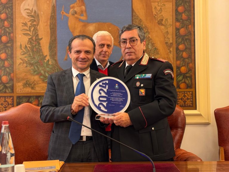 Il luogotenente dei Cc Taormina, Vittorio, va in pensione, De Luca: “Una carriera esemplare” Il luogotenente dei Cc Taormina, Vittorio, va in pensione, De Luca: “Una carriera esemplare”