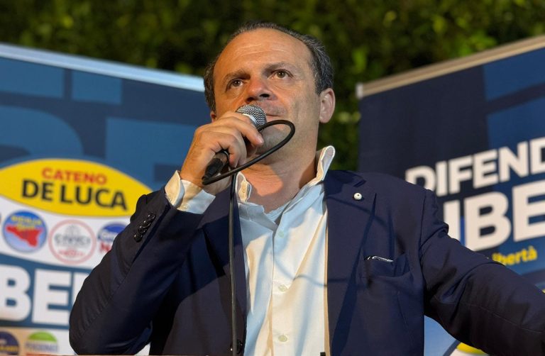 De Luca a valanga sulla sinistra: “Oppositori di professione, campano sulle spalle di italiani e siciliani”