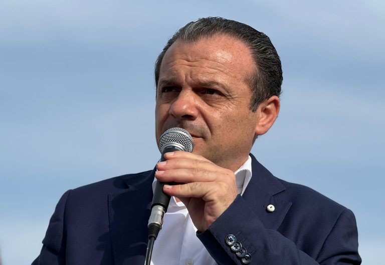 De Luca rimuove video sull’anziana che lancia rifiuti: “Mamma mi ha chiesto di toglierlo. Questione resta aperta”