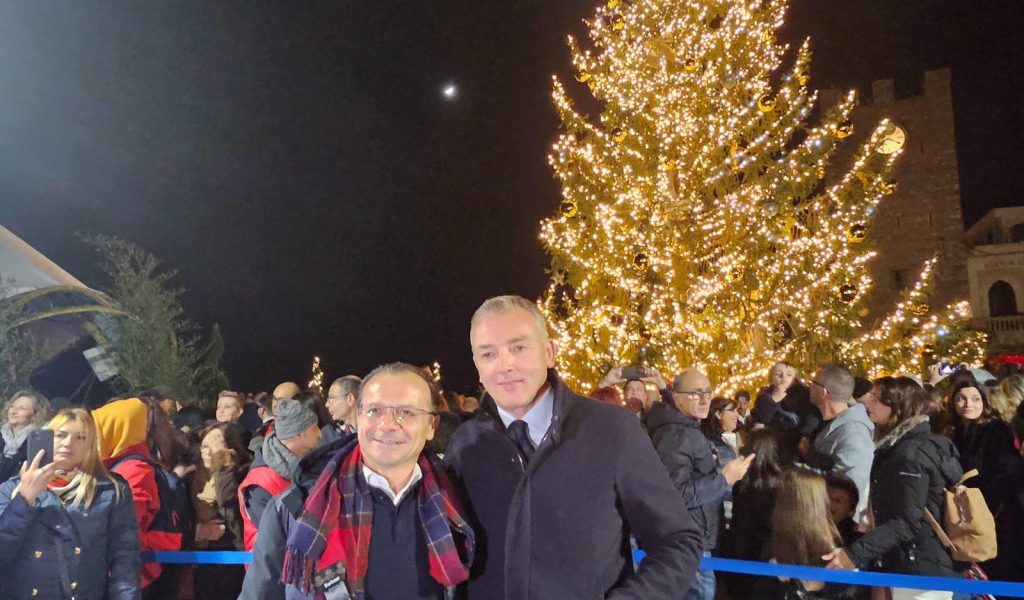 Taormina, acceso l'albero di Natale: lo ha donato Asiago 1 De Luca e Rigoni Stern 02
