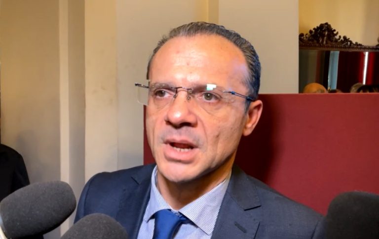 De Luca attacca FdI: “Menzogne da Fratelli d’Italia. A loro non è mai interessato nulla del porto di Naxos”