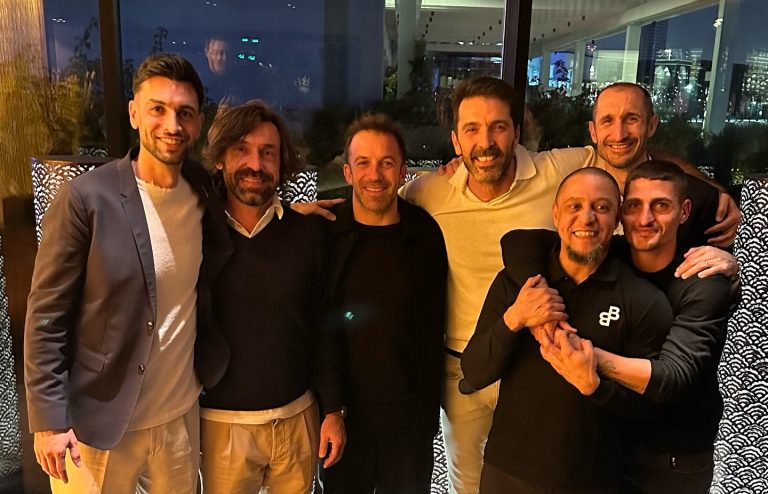 Del Piero a Doha: la foto con le leggende del pallone è virale
