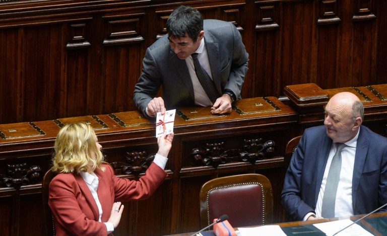 Fratoianni: “Ho consegnato due cartoline di pace a Meloni”