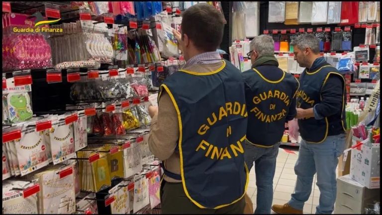 Maxi sequestro di 47 mln di addobbi per feste non certificati