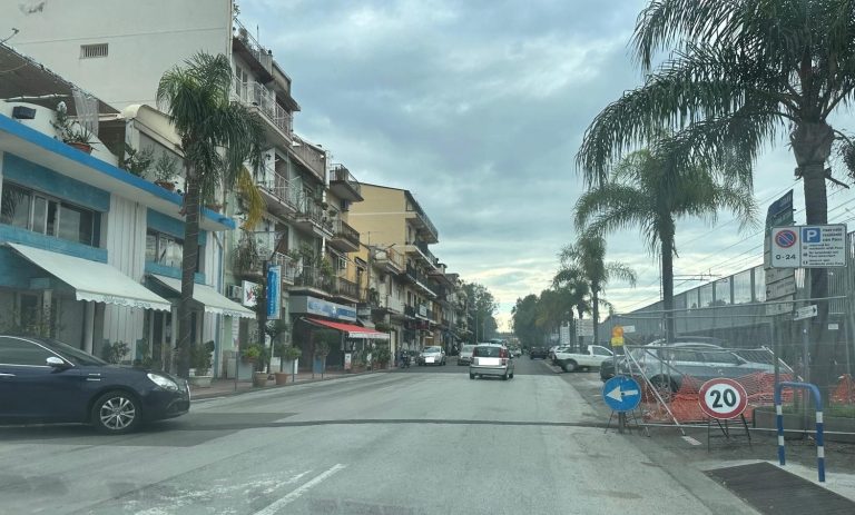 Giardini Naxos, anziano cade e rischia di finire sotto un bus: due cittadini lo salvano