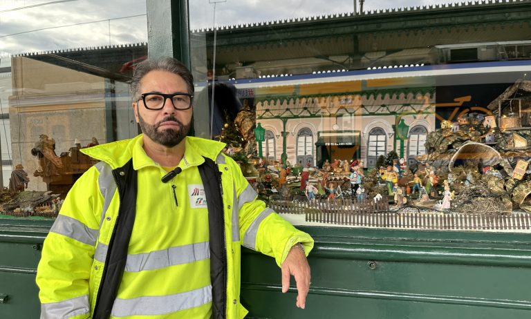 Natale a Taormina, alla stazione FS il presepe di Andrea Cannizzaro incanta i viaggiatori (VIDEO)