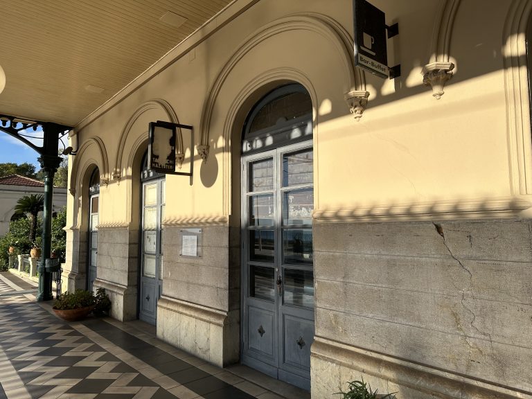 Lo storico bar della stazione di Taormina ancora chiuso: quando la riapertura?
