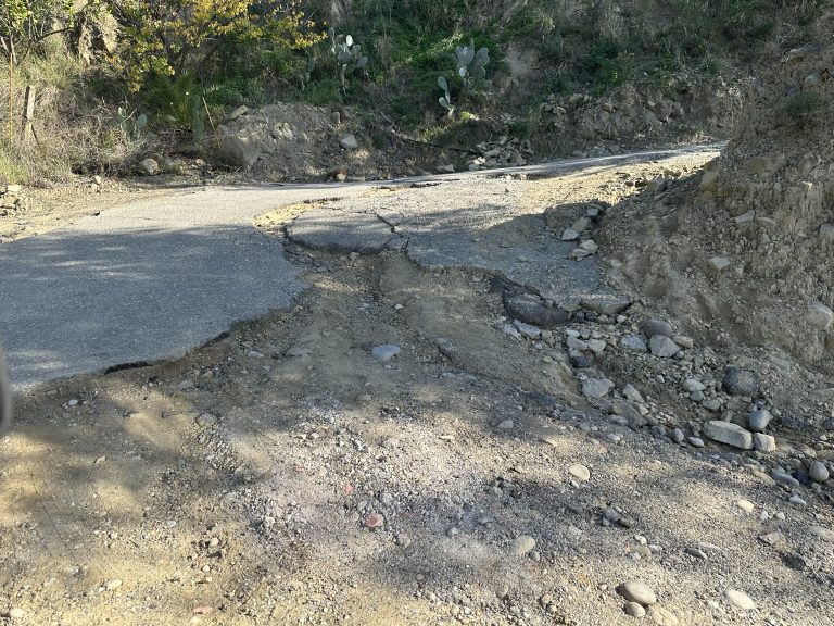 Da via di fuga a strada rally: la panoramica Taormina-Mastrissa-Castelmola è un disastro