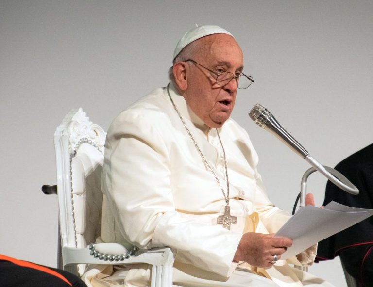 Diritti umani, Papa: “Governanti ascoltino grido di pace”