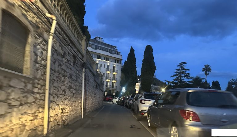 Taormina, 30enne in controsenso con la bici elettrica in Via Roma: dramma sfiorato Taormina, 30enne in controsenso con la bici elettrica in Via Roma: dramma sfiorato