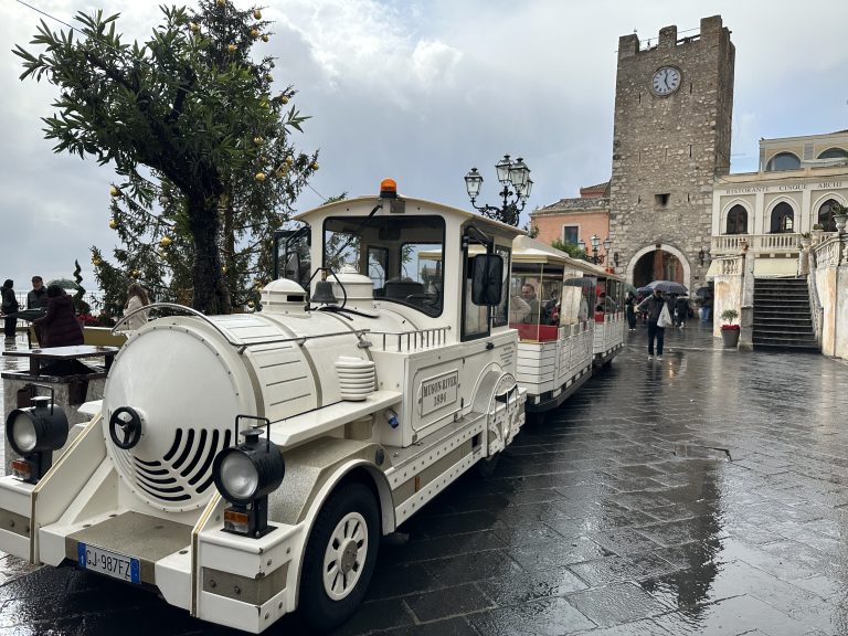 A Taormina l’incanto del Natale con il trenino per i turisti A Taormina l’incanto del Natale con il trenino per i turisti